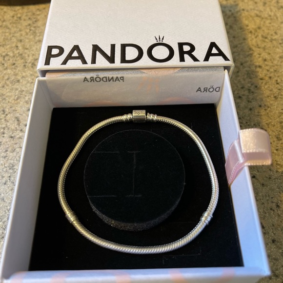 Pandora bracelet and 8 charms - Picture 2 of 15